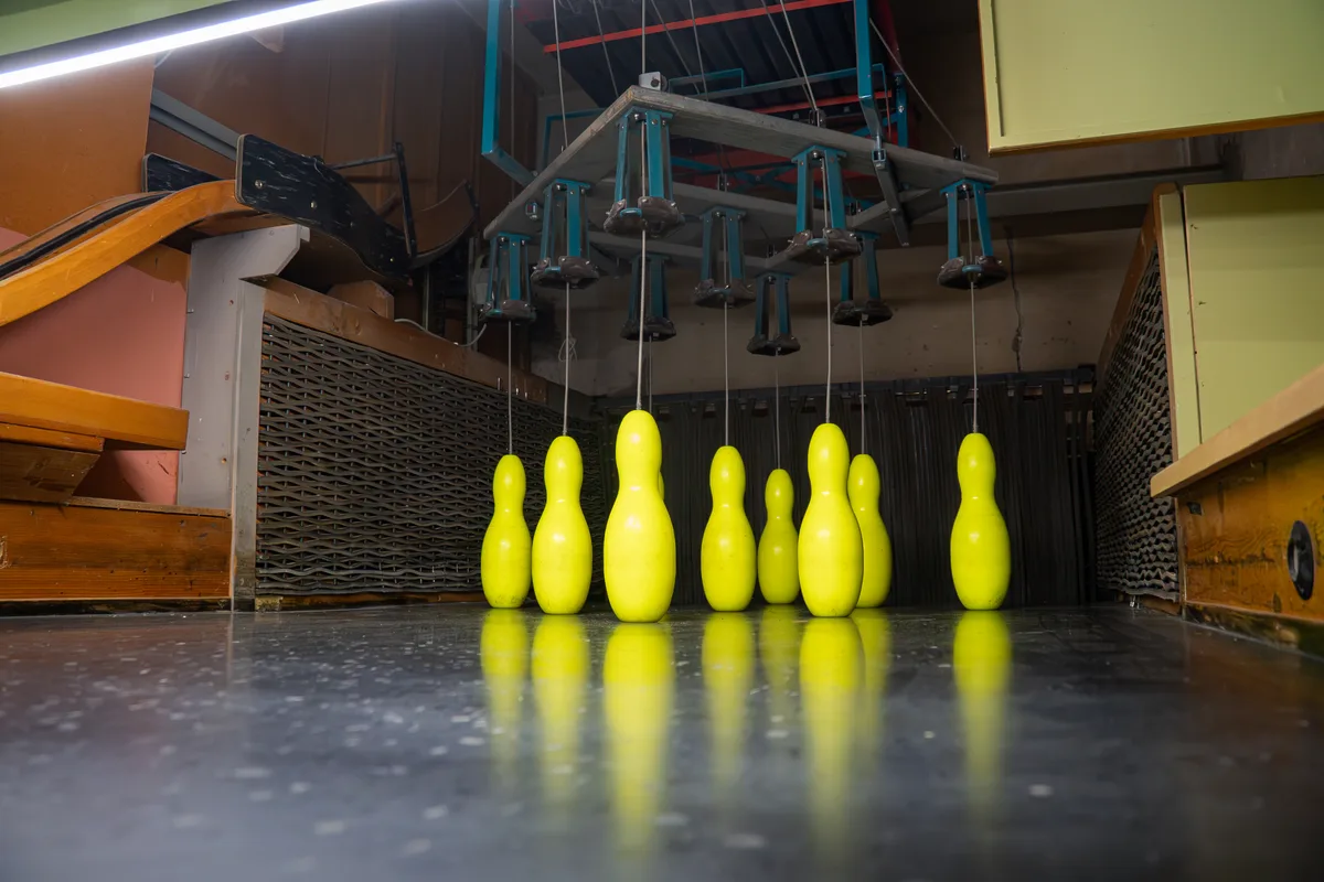Im «Bahnhöfli» treffen sich Familien, Freunde und Vereine – nicht nur zum Kegeln. Gelbe Kegel im Restaurant Bahnhof in Bauma.